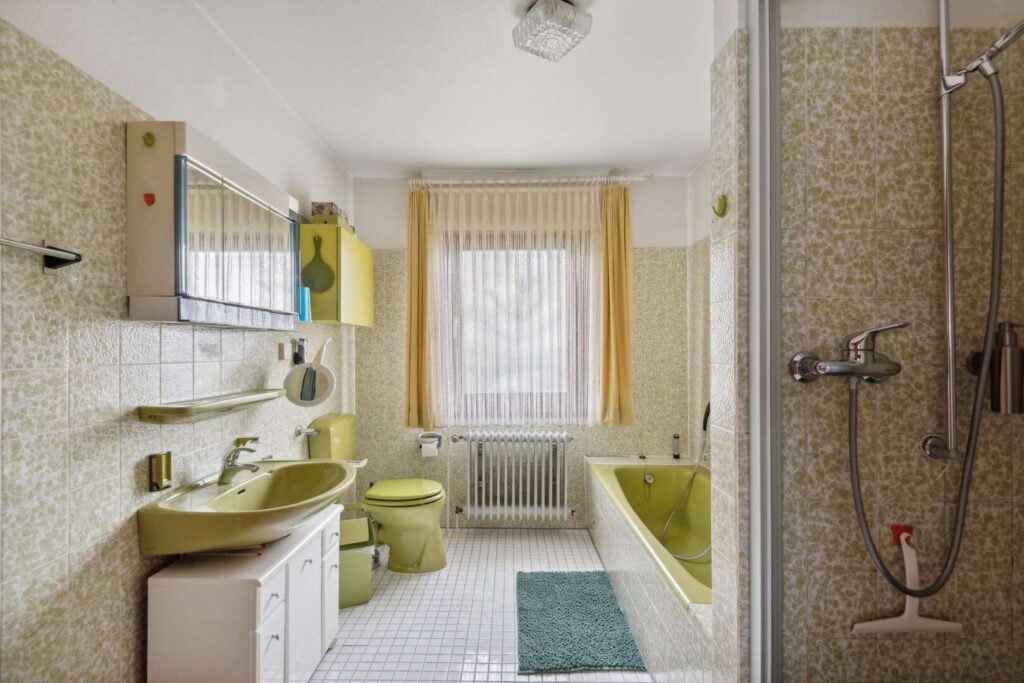 Helles Badezimmer