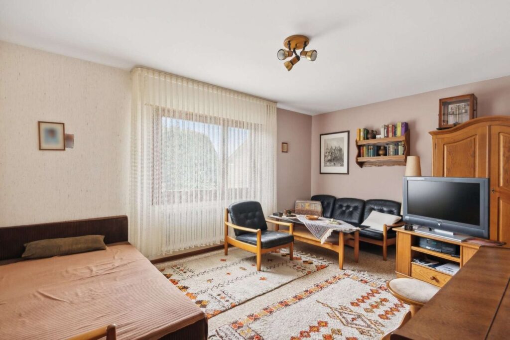 Kinder oder Gästezimmer mit Blick in den Garten