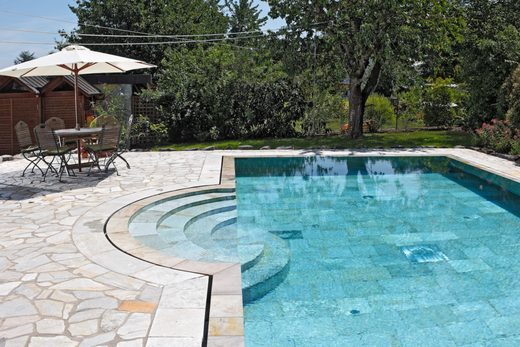 Natursteinpool