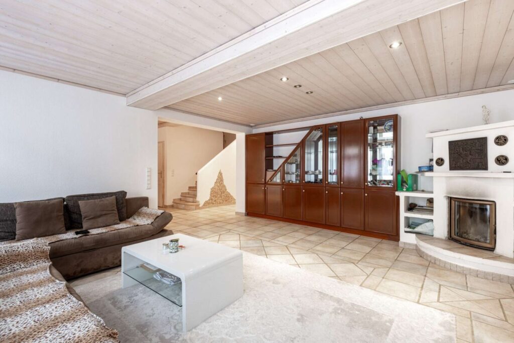 Großes Wohnzimmer mit Kamin