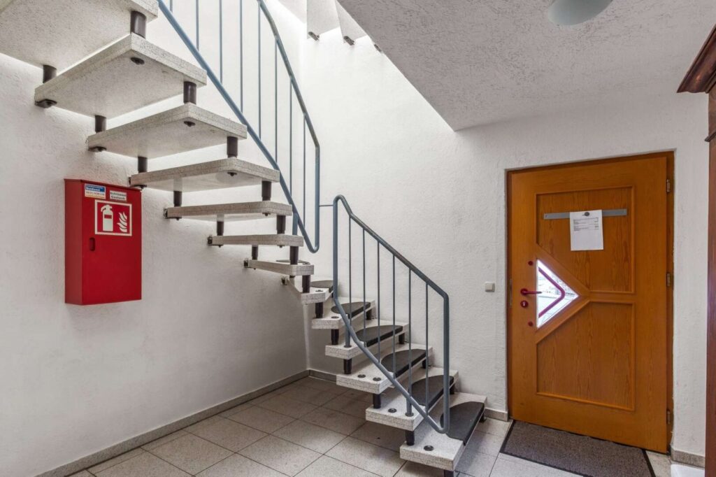 Hauseingang-Treppenhaus